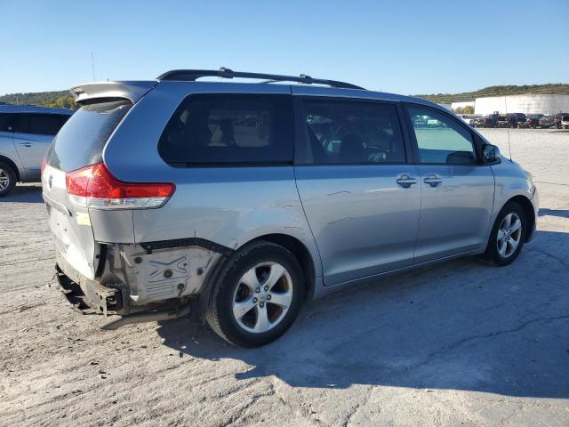 5TDKK3DC5DS323908 - 2013 TOYOTA SIENNA LE 银色 照片 3
