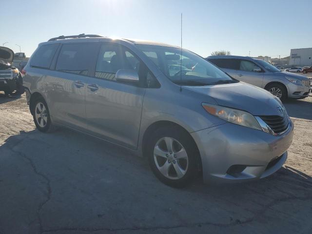 5TDKK3DC5DS323908 - 2013 TOYOTA SIENNA LE 银色 照片 4