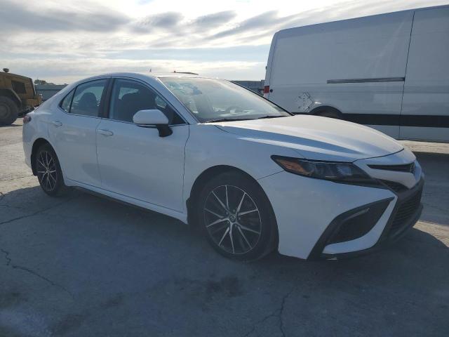 4T1G11AK7NU638534 - 2022 TOYOTA CAMRY SE Weiß Foto 4
