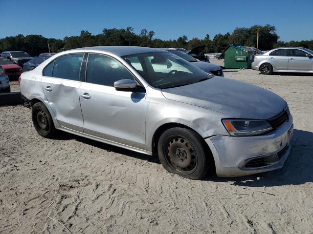 3VWDX7AJ8DM402779 - 2013 VOLKSWAGEN JETTA SE SILVER photo 4