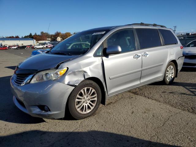 2013 TOYOTA SIENNA XLE, 