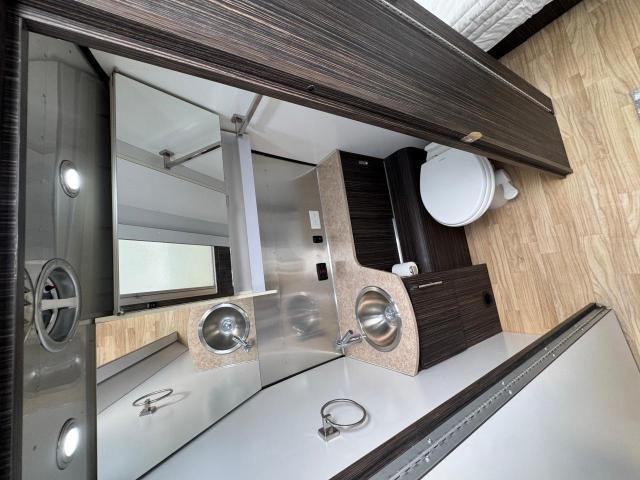 1STJFYM2XJJ541356 - 2018 AIRSTREAM INTERL28RB SILVER photo 10