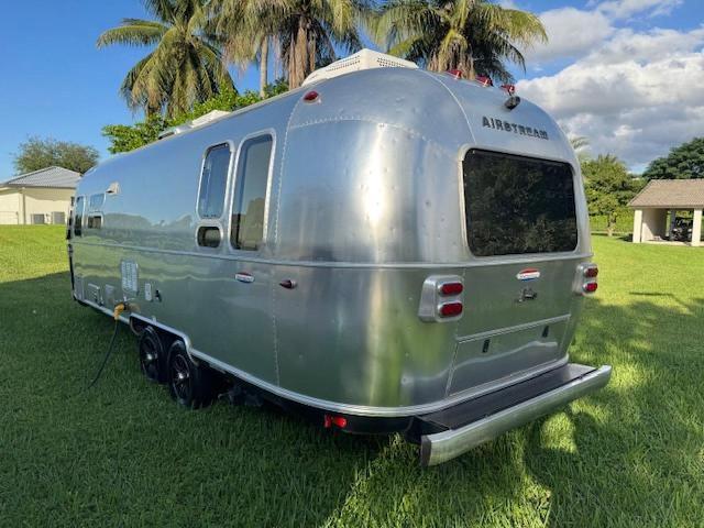 1STJFYM2XJJ541356 - 2018 AIRSTREAM INTERL28RB SILVER photo 2