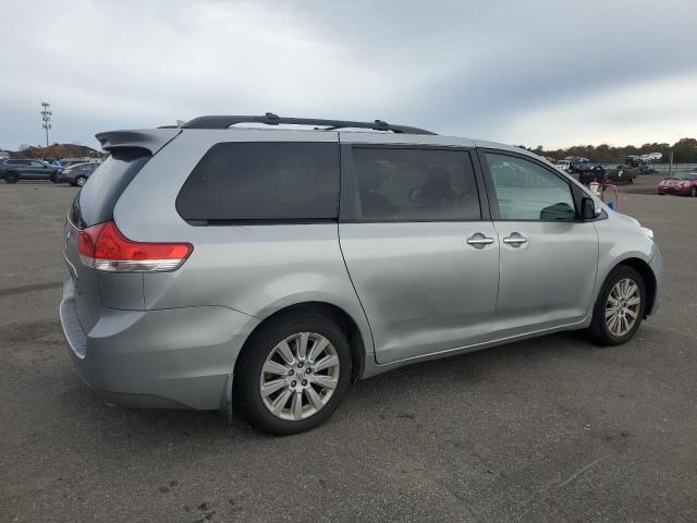 5TDDK3DC8ES075308 - 2014 TOYOTA SIENNA XLE 银色 照片 3