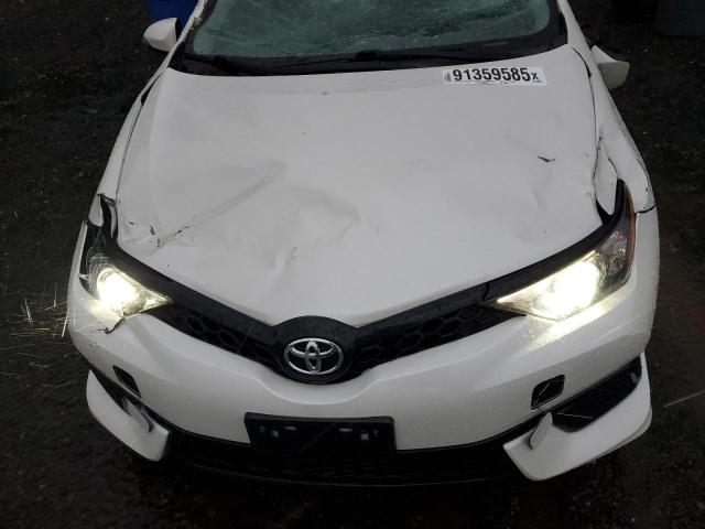 JTNKARJE7JJ564398 - 2018 TOYOTA COROLLA IM WHITE photo 11