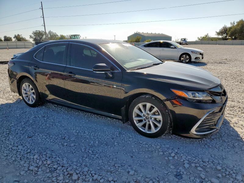 4T1R11AK8NU718921 - 2022 TOYOTA CAMRY LE BLACK photo 4