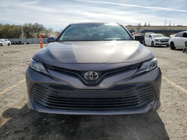 4T1B11HK3JU625726 - 2018 TOYOTA CAMRY L GRAY photo 5