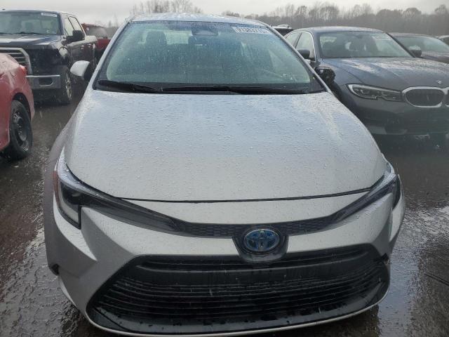 JTDBDMHE3SJ012175 - 2025 TOYOTA COROLLA LE ვერცხლისფერი ფოტო 5