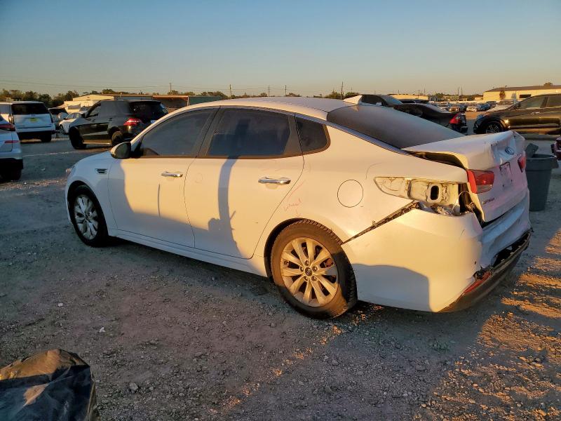 5XXGT4L39JG257869 - 2018 KIA OPTIMA LX Weiß Foto 2