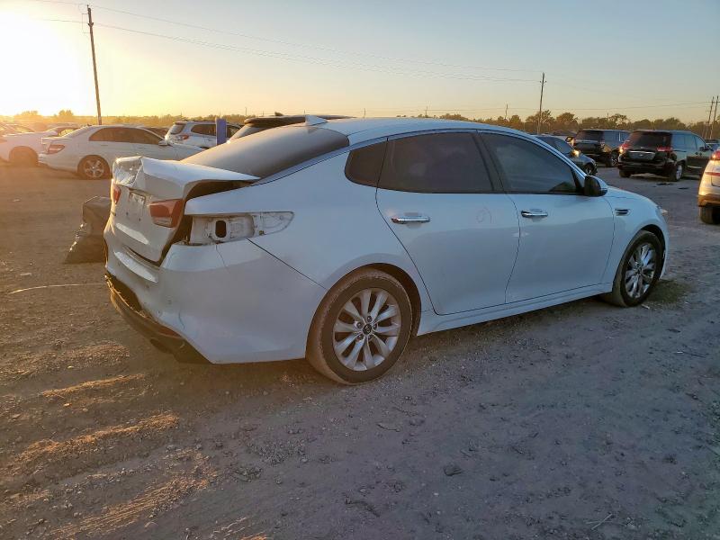 5XXGT4L39JG257869 - 2018 KIA OPTIMA LX Weiß Foto 3