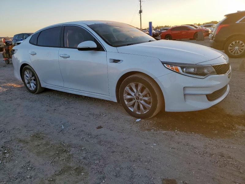 5XXGT4L39JG257869 - 2018 KIA OPTIMA LX Weiß Foto 4