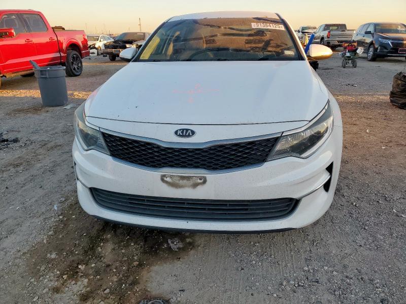 5XXGT4L39JG257869 - 2018 KIA OPTIMA LX Weiß Foto 5