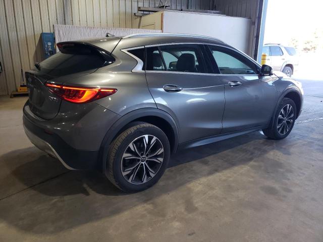 SJKCH5CR4JA054990 - 2018 INFINITI QX30 BASE Մոխրագույն լուսանկար 3