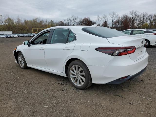 4T1C11AK2NU713171 - 2022 TOYOTA CAMRY LE WHITE photo 2