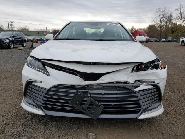 4T1C11AK2NU713171 - 2022 TOYOTA CAMRY LE WHITE photo 5