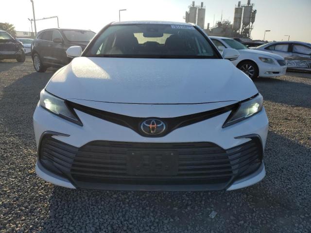 4T1R11AK5PU147424 - 2023 TOYOTA CAMRY LE WHITE photo 5
