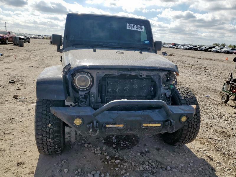 1C4HJWEGXFL624906 - 2015 JEEP WRANGLER U SAHARA Siyah fotoğraf 5