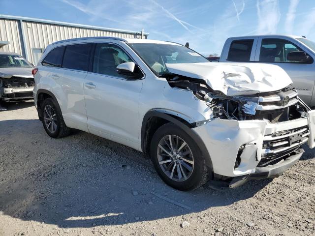 5TDJZRFH0JS808214 - 2018 TOYOTA HIGHLANDER SE WHITE photo 4