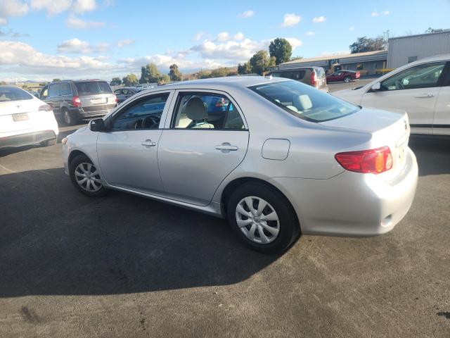 1NXBU4EE9AZ294500 - 2010 TOYOTA COROLLA BASE Srebrny zdjęcie 2