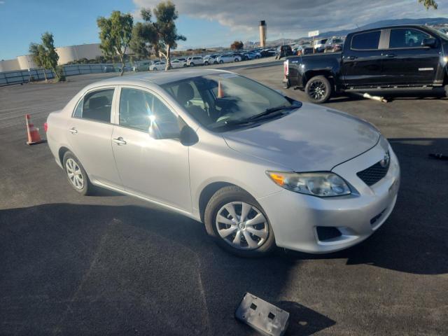 1NXBU4EE9AZ294500 - 2010 TOYOTA COROLLA BASE Srebrny zdjęcie 4