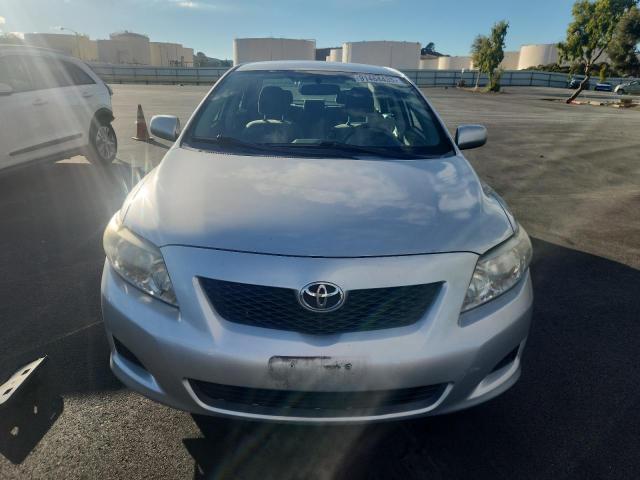 1NXBU4EE9AZ294500 - 2010 TOYOTA COROLLA BASE Srebrny zdjęcie 5