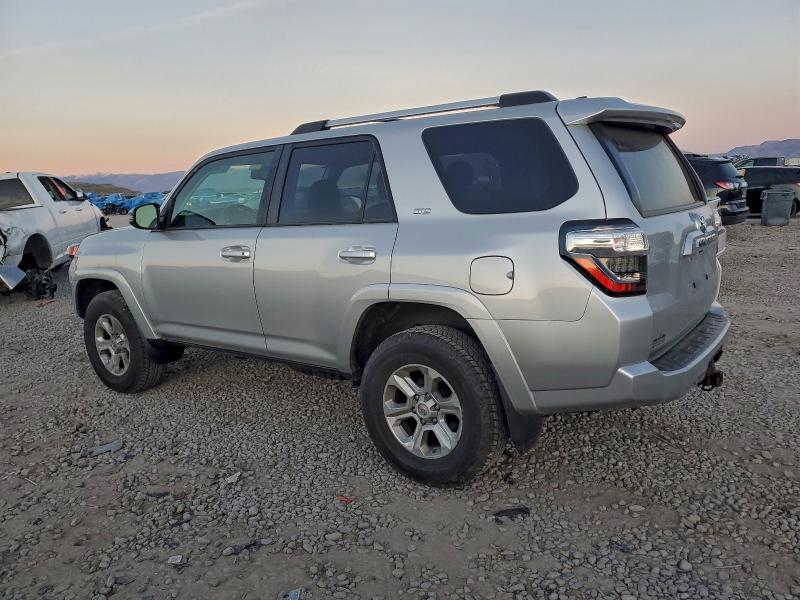 JTENU5JR0M5880903 - 2021 TOYOTA 4RUNNER SR5/SR5 PREMIUM SILVER photo 2