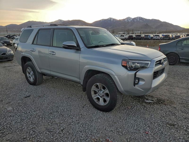 JTENU5JR0M5880903 - 2021 TOYOTA 4RUNNER SR5/SR5 PREMIUM SILVER photo 4