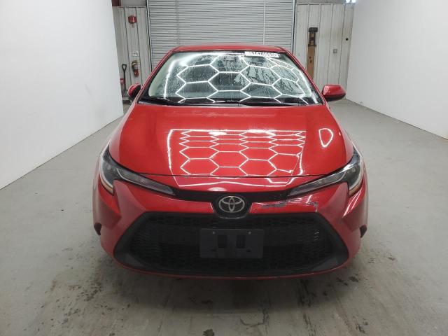 5YFEPMAE2MP215717 - 2021 TOYOTA COROLLA LE წითელი ფოტო 5