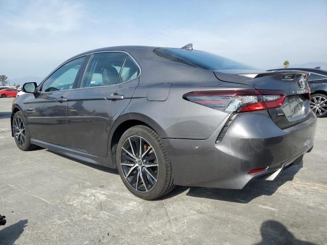 4T1G11AKXMU536420 - 2021 TOYOTA CAMRY SE GRAY photo 2