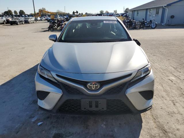 4T1B11HK9JU552975 - 2018 TOYOTA CAMRY L GRAY photo 5