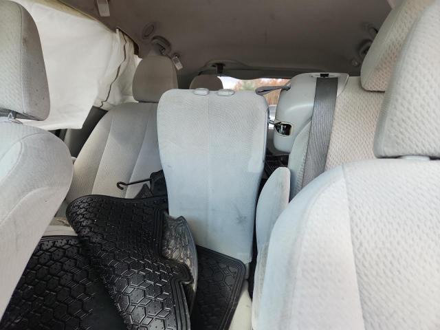 5TDKK3DC2CS193293 - 2012 TOYOTA SIENNA LE SILVER photo 10