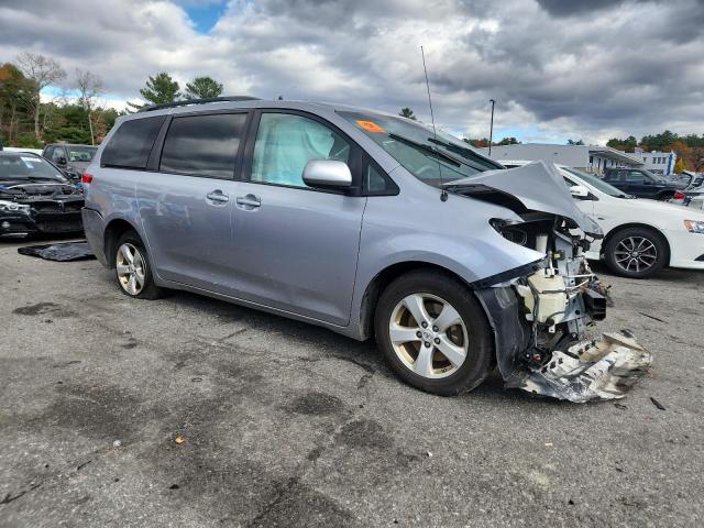 5TDKK3DC2CS193293 - 2012 TOYOTA SIENNA LE SILVER photo 4