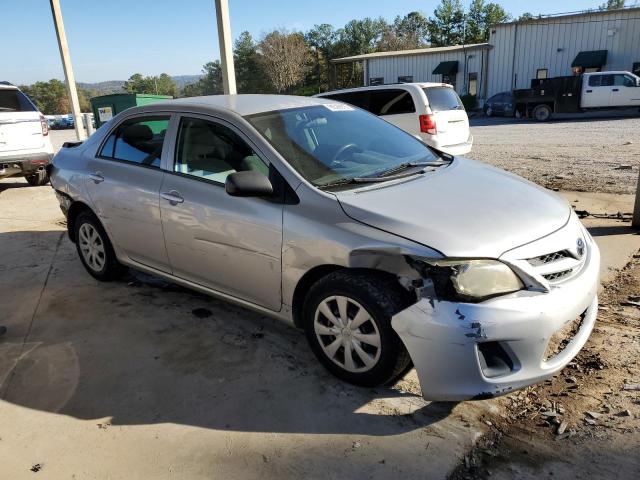 2T1BU4EE5DC942954 - 2013 TOYOTA COROLLA BASE Silber Foto 4