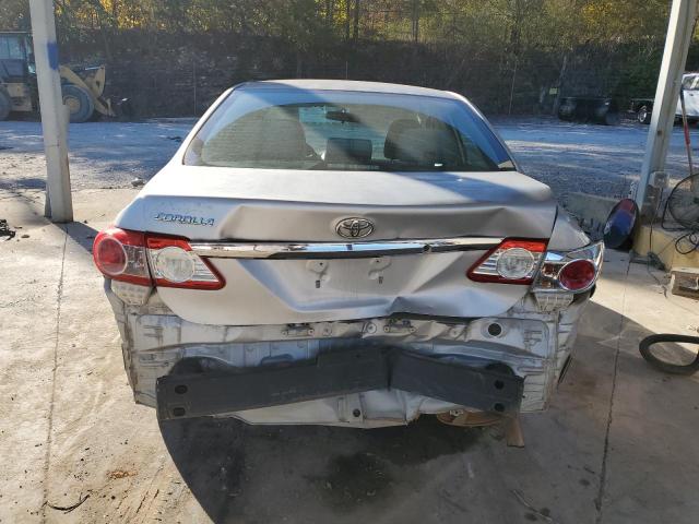 2T1BU4EE5DC942954 - 2013 TOYOTA COROLLA BASE Silber Foto 6