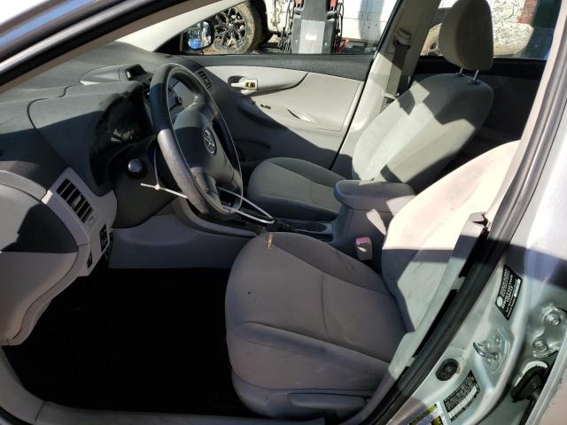 2T1BU4EE5DC942954 - 2013 TOYOTA COROLLA BASE Silber Foto 7