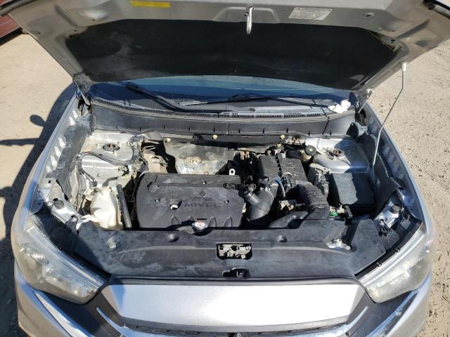 JA4AP3AU5JU025158 - 2018 MITSUBISHI OUTLANDER ES Արծաթագույն լուսանկար 12