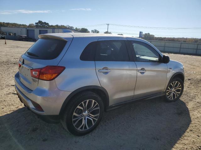JA4AP3AU5JU025158 - 2018 MITSUBISHI OUTLANDER ES Արծաթագույն լուսանկար 3