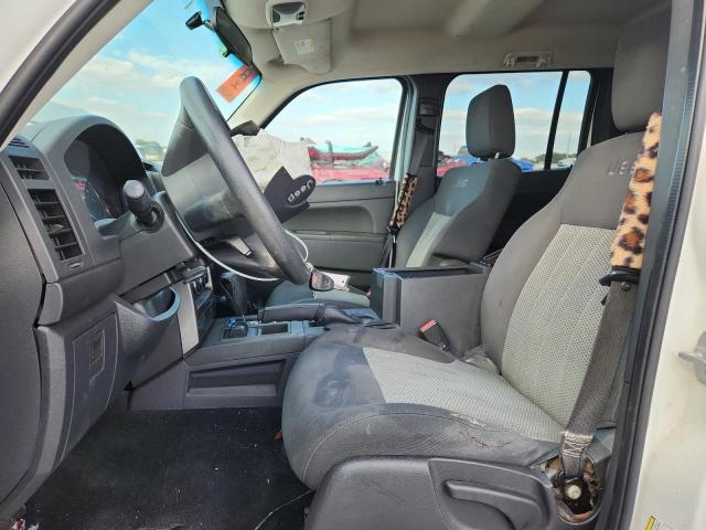 1J8GN28KX9W505712 - 2009 JEEP LIBERTY SPORT WHITE photo 7