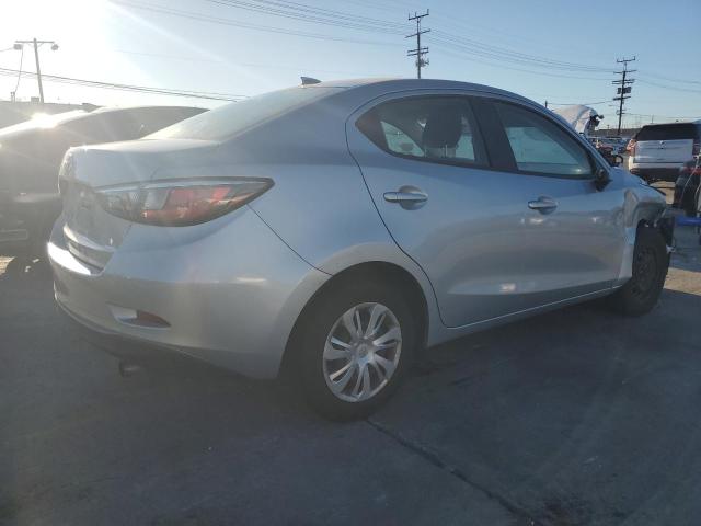 3MYDLBYV6KY510044 - 2019 TOYOTA YARIS L SILVER photo 3