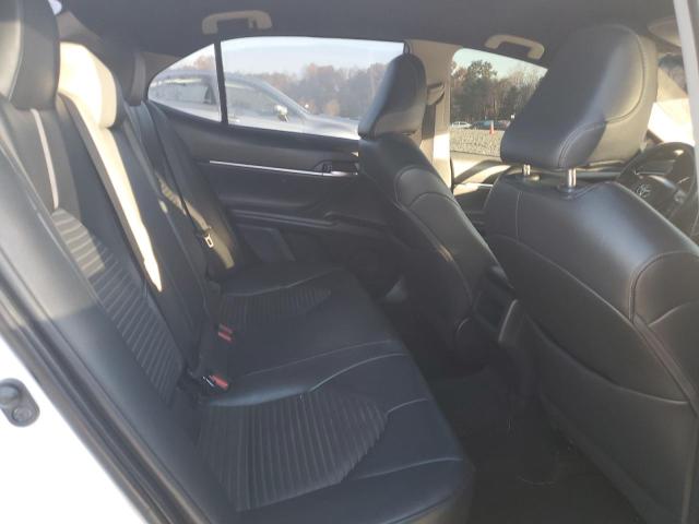 4T1B11HK9JU072841 - 2018 TOYOTA CAMRY L WHITE photo 10