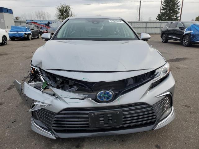 4T1F31AK2RU069216 - 2024 TOYOTA CAMRY XLE SILVER photo 5