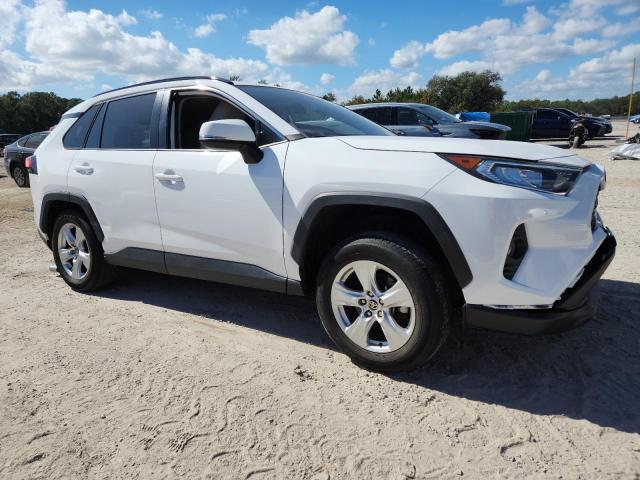 2T3W1RFV4MC161968 - 2021 TOYOTA RAV4 XLE WHITE photo 4