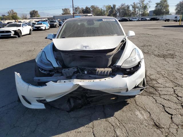 5YJ3E1EB4JF084258 - 2018 TESLA MODEL 3 Білий фото 5