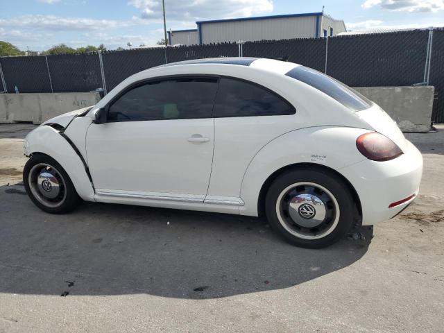 3VWJX7ATXDM603930 - 2013 VOLKSWAGEN BEETLE WHITE photo 2