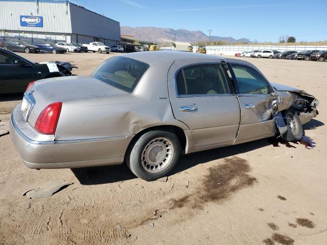 1LNHM81W62Y671746 - 2002 LINCOLN TOWN CAR EXECUTIVE ذهبي صورة 3
