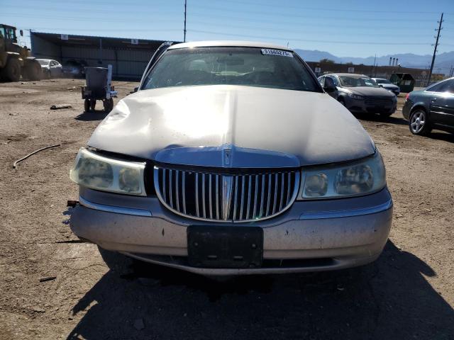 1LNHM81W62Y671746 - 2002 LINCOLN TOWN CAR EXECUTIVE ذهبي صورة 5