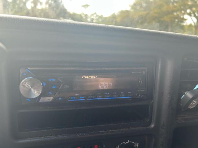 1GCHK23UX6F266624 - 2006 CHEVROLET SILVERADO K2500 HEAVY DUTY WHITE photo 11