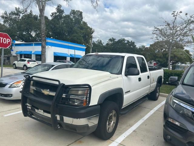 1GCHK23UX6F266624 - 2006 CHEVROLET SILVERADO K2500 HEAVY DUTY WHITE photo 2