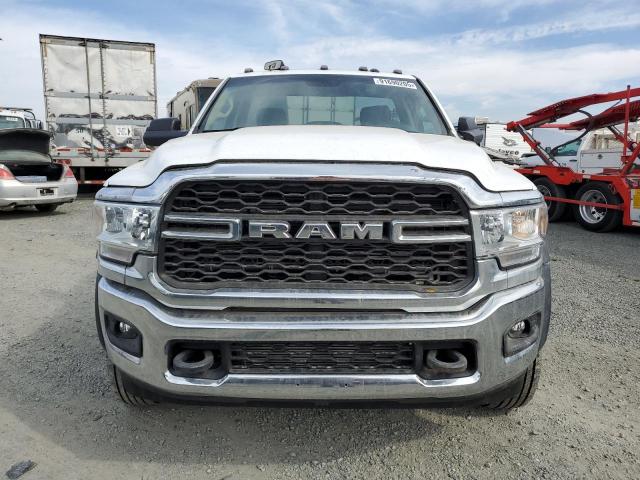 3C7WRNBL5KG705625 - 2019 RAM 5500 白色 照片 2