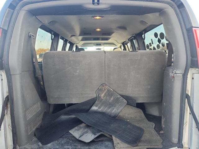 1GAHG35K881129306 - 2008 CHEVROLET EXPRESS G3 WHITE photo 10
